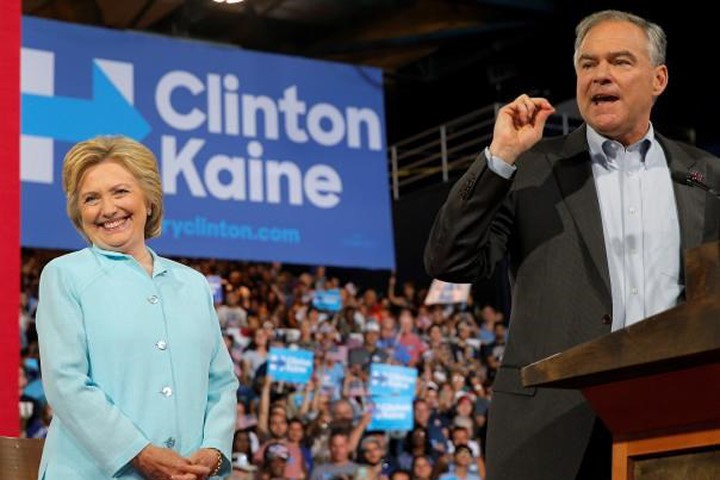 Ông Kaine lên tiếng chỉ trích tỷ phú Donald Trump ngay trong bài phát biểu ra mắt cùng bà Clinton.