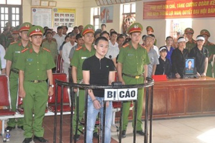 Bị cáo Nguyễn Thành Chung tại phiên tòa xét xử. Ảnh: Dân trí