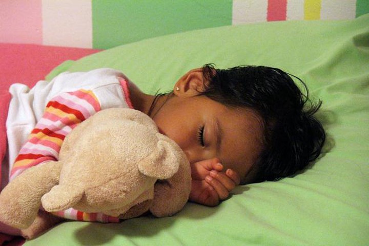 Khi có ý định cho con ngủ riêng, bố mẹ nên chuẩn bị tâm lý trước cho trẻ. Ảnh minh họa: Internet