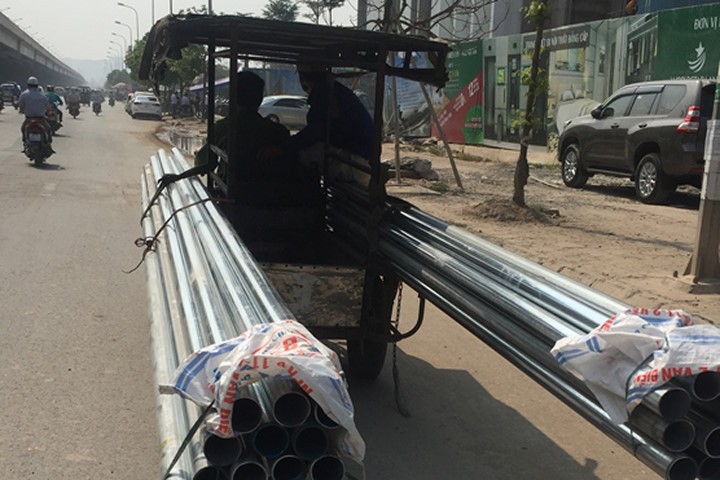 Tình trạng xe ba bánh, xe thô sơ tự chế chở hàng hóa cồng kềnh vẫn phổ biến ở Hà Nội sau chỉ đạo của Phó thủ tướng Trương Hòa Bình. Ảnh: Nguyễn Hoàn.