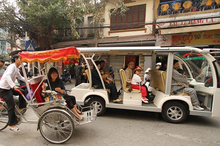 Xe điện phục vụ du khách ở khu trung tâm Hà Nội.