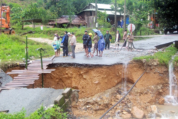 Đường sá huyện Nam Trà My bị sạt lở, người dân làm cầu tạm đi qua