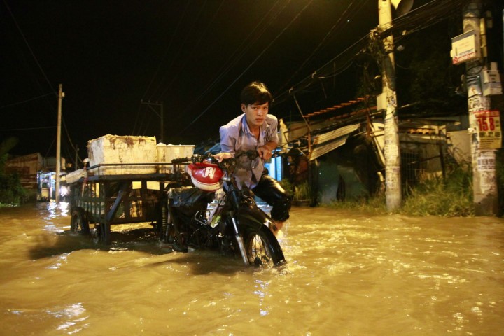 Triều cường đạt đỉnh ở Sài Gòn: "Bơi" cả tiếng đồng hồ mới tới nhà
