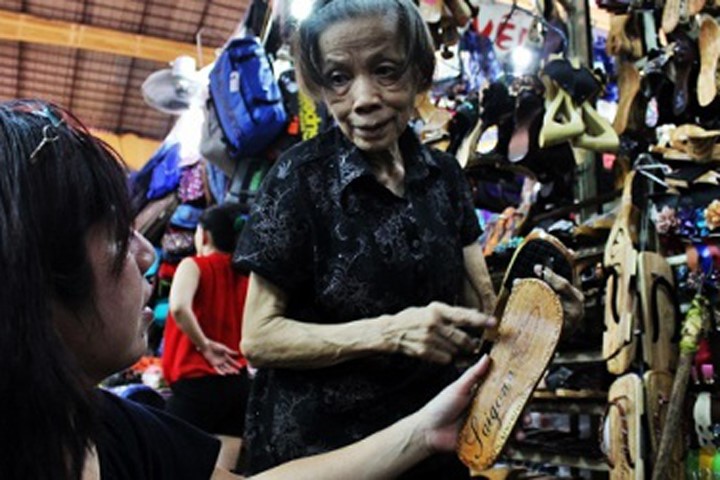 Bà lão hơn nửa thế kỷ đóng guốc ở chợ Bến Thành