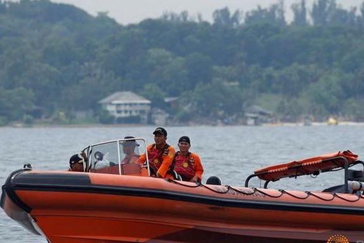 Lực lượng cứu hộ Indonesia tuần tra sau một vụ lật thuyền trên vùng biển nước này vào đầu tháng 11/2016. Ảnh: Reuters