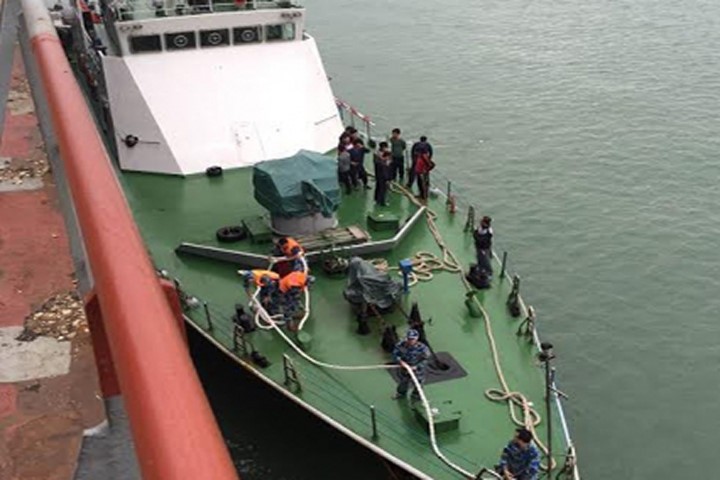 Tàu cảnh sát biển đưa 11 người trên tàu chở gạo bị chìm về bờ an toàn.