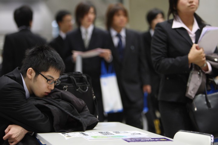 Sinh viên Nhật Bản buộc phải sống chung với nợ nần