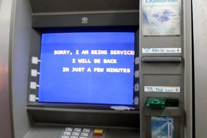 Sự cố rút tiền ATM tiếp tục xảy ra. Ảnh: NTD