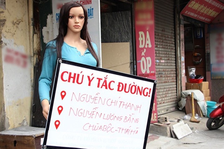 Xuất hiện robot cảnh báo tắc đường tại Hà Nội