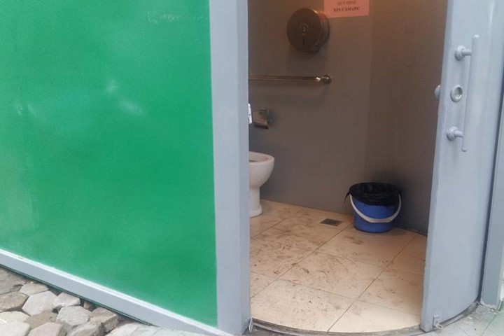 Mới mở cửa, nhà vệ sinh công cộng Hà Nội đã tắc, hôi thối