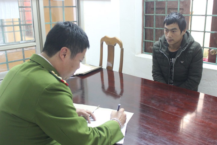 Công an TP Móng Cái lấy lời khai đối tượng Nguyễn Văn Công.