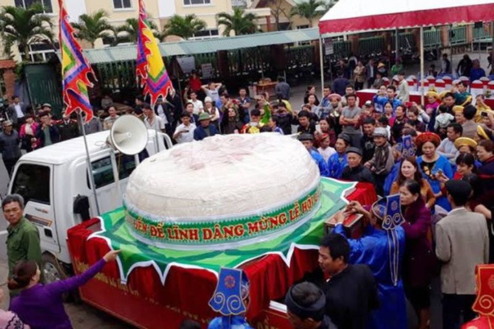 Chiếc bánh dày khổng lồ nặng hơn 2 tấn được người dân thị xã Sầm Sơn (Thanh Hóa) làm để dâng lên vị thần "một chân" đền Độc Cước