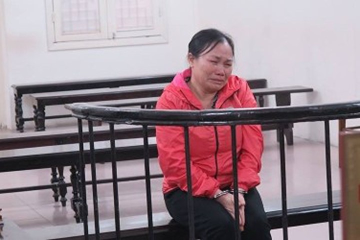 Bị cáo Đinh Thị Bảy bật khóc nức nở khi nhận án tử hình về tội Mua bán trái phép chất ma túy.