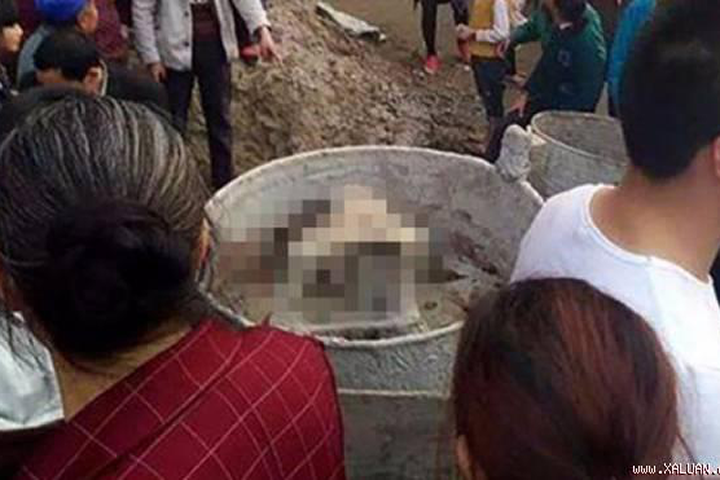 Vào máy trộn bê tông nghịch, hai bé gái Trung Quốc chết thảm