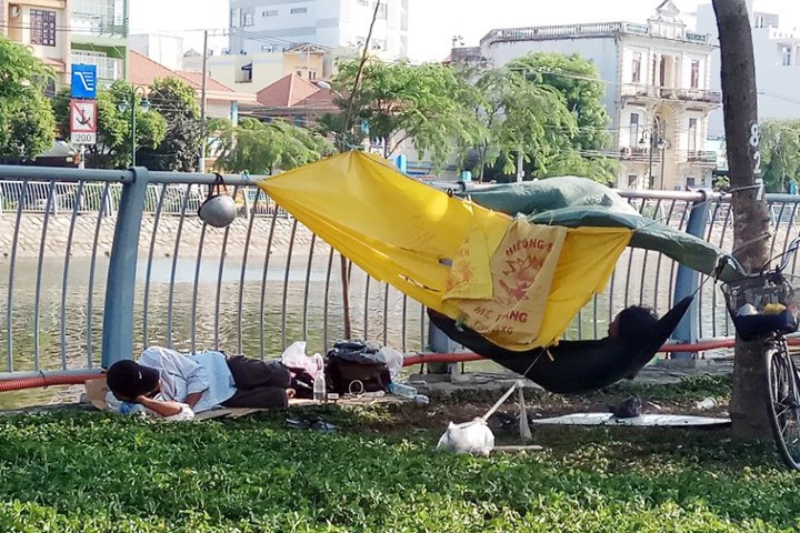 Người Sài Gòn khổ sở với nắng nóng đầu mùa