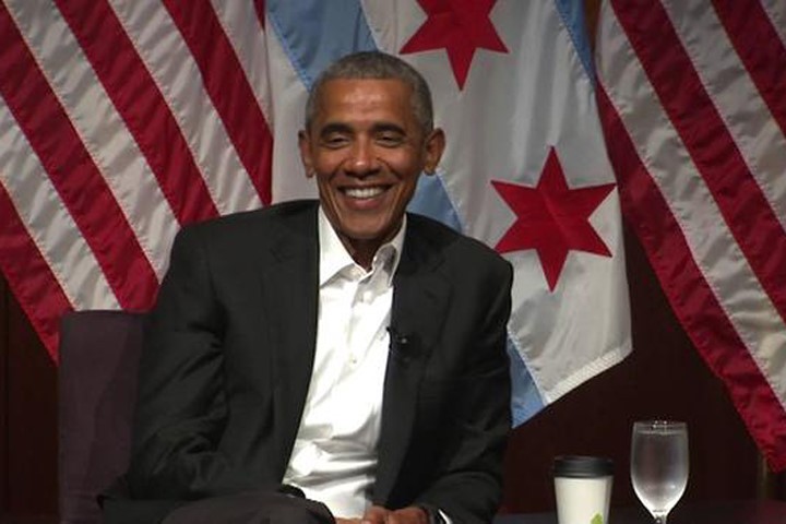 Ông Obama trò chuyện với các sinh viên. Nguồn: abc7chicago
