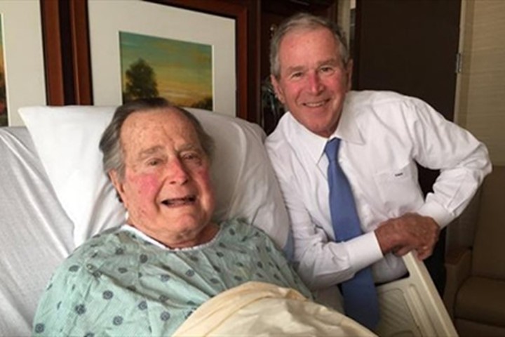 Cha con cựu tổng thống Bush. Ảnh: Reuters