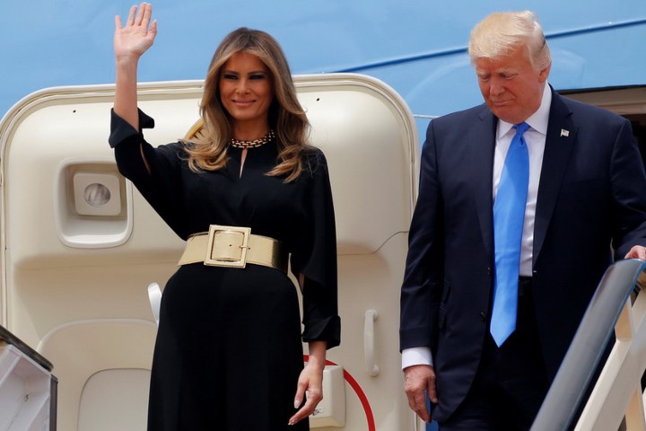 Tổng thống Mỹ Donald Trump và đệ nhất phu nhân Mỹ Melania Trump bước xuống chiếc máy bay Air Force One ở Riyadh. (Nguồn: Reuters)