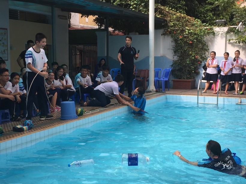 Học sinh Trường THCS Trần Văn Ơn thực hành tại hồ bơi của trường 