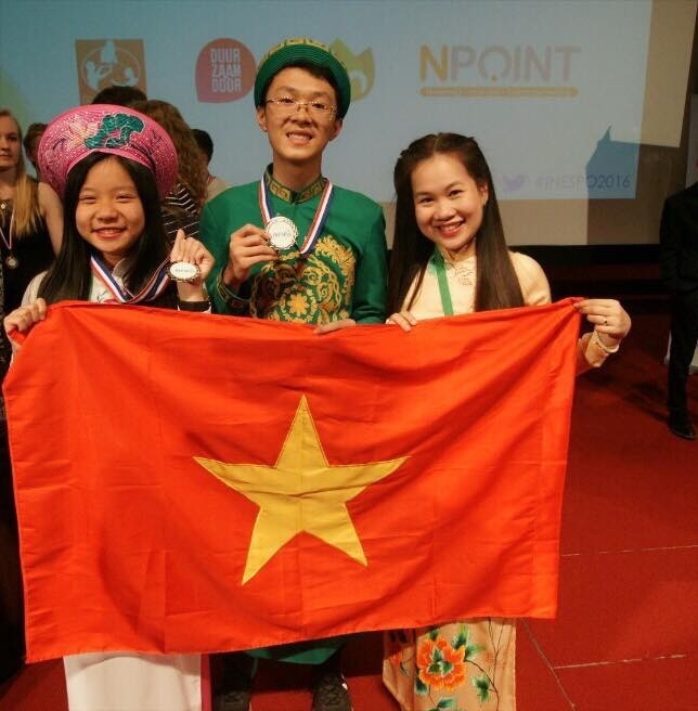 Cô Khánh Vân (bìa phải) cùng hai học trò nhận giải Nhì tại cuộc thi 
