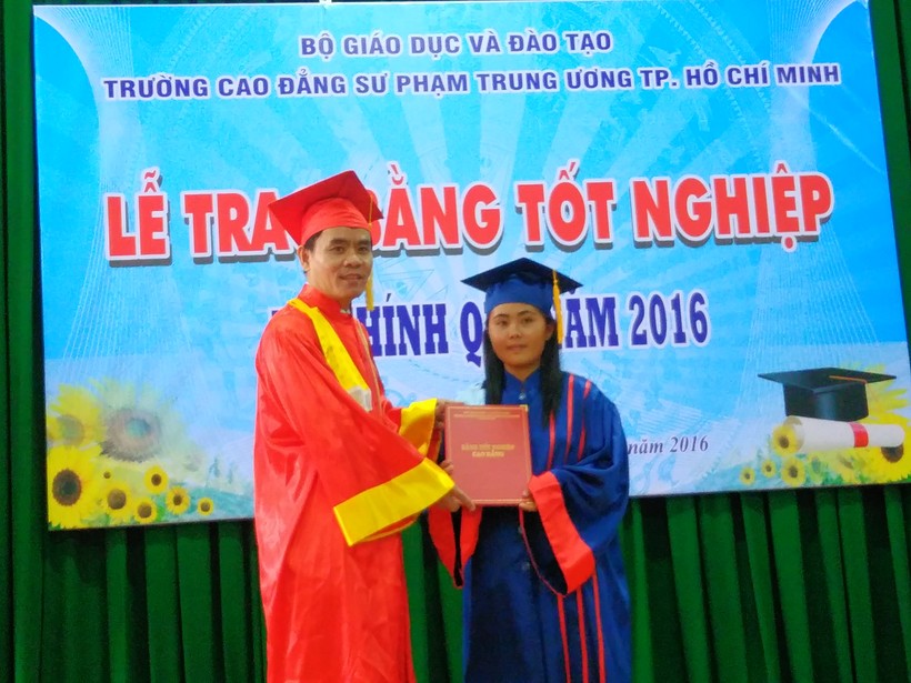 TS Phạm Phước Mạnh- Trưởng khoa Cơ bản trao bằng tốt nghiệp cho tân cử nhân.