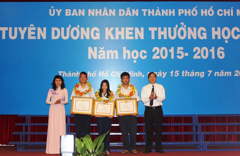 Bà Nguyễn Thị Thu, Phó Chủ tịch UBND TPHCM (bìa trái) trao bằng khen cho các học sinh đạt giải quốc tế