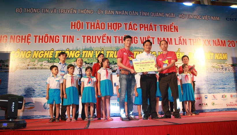 Ông Vũ Anh Tuấn (bìa phải) - Tổng thư ký HCA - trao tặng biểu trưng 12.000 cuốn tập cho đại diện lãnh đạo huyện đảo Lý Sơn (Quảng Ngãi)
