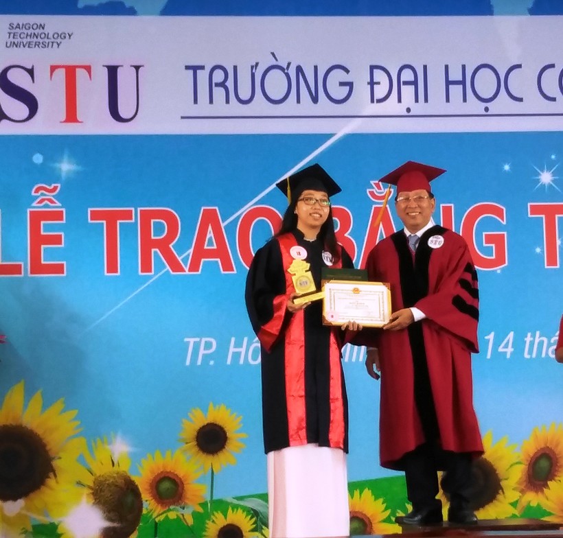 PGS.TS Cao Hào Thi – Hiệu trưởng Trường ĐH Công nghệ Sài Gòn - trao bằng tốt nghiệp cho tân Thủ khoa năm 2016