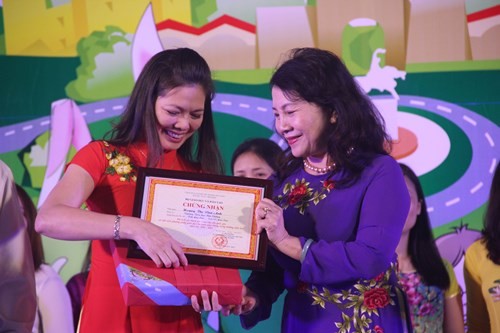 Thứ trưởng Bộ GD&ĐT Nguyễn Thị Nghĩa trao giấy chứng nhận cho giáo viên.