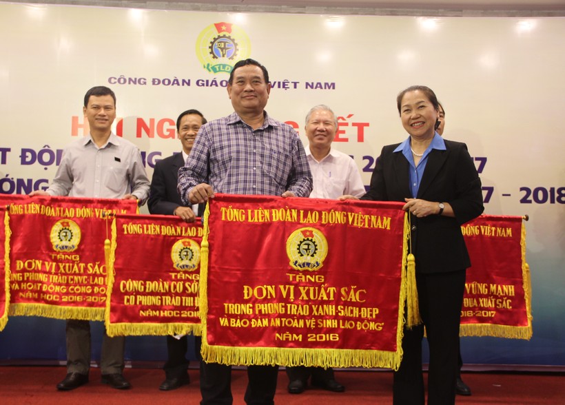 Bà Nguyễn Thị Thu Hồng, Phó Chủ tịch Tổng LĐLĐ Việt Nam trao cờ thi đua cho các tập thể 