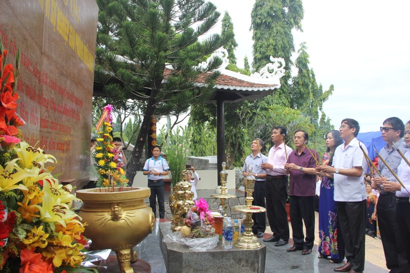 Công đoàn Giáo dục Việt Nam dâng hương tại Khu tưởng niệm Liệt sĩ nhà giáo