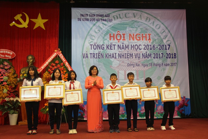 Bà Nguyễn Hòa Hiệp, Phó Chủ tịch UBND tỉnh trao bằng khen cho các HS