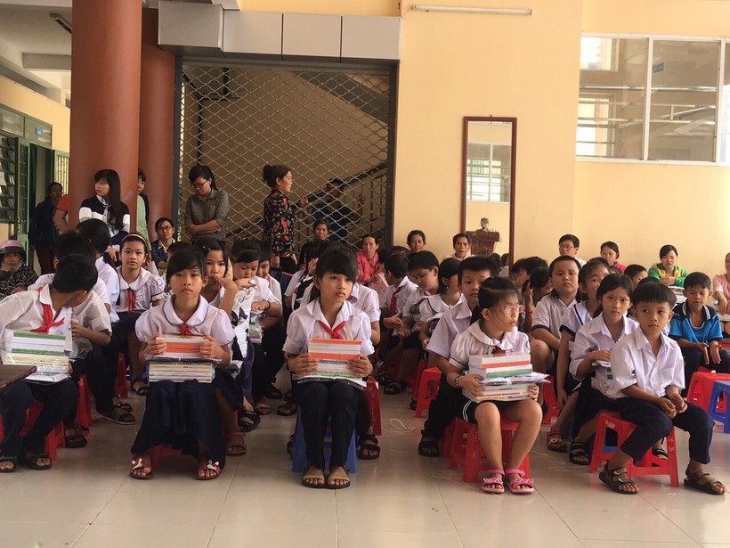 Học sinh nghèo Trường Tiểu học-THCS Tam Lập (Phú Giáo) nhận quà từ Sở GD&ĐT