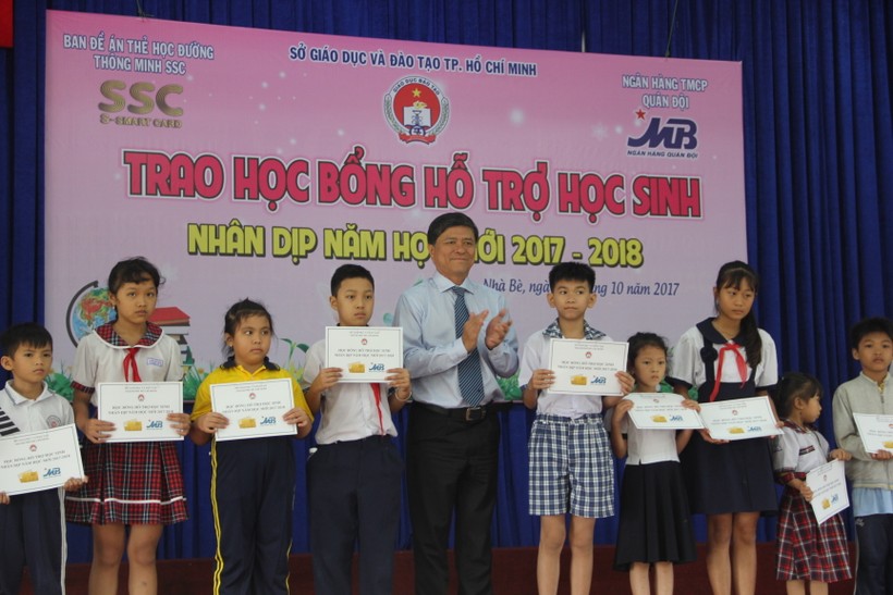 Ông Nguyễn Văn Hiếu, Phó GĐ Sở GD&ĐT TPHCM trao học bổng cho học sinh 