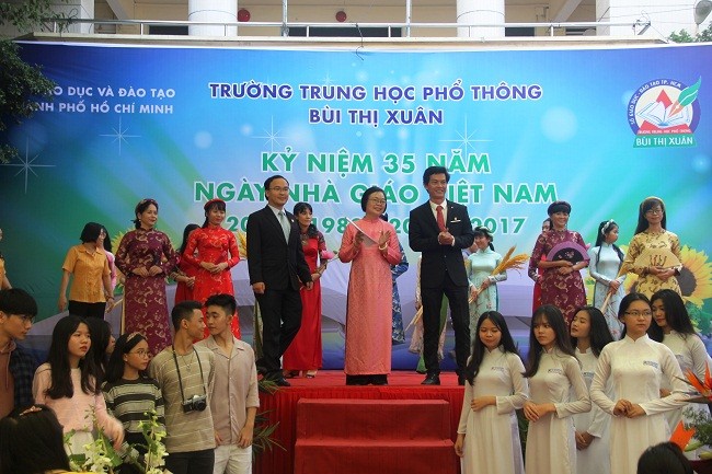 Thầy trò trình diễn thời trang trong lễ kỷ niệm Ngày Nhà giáo Việt Nam