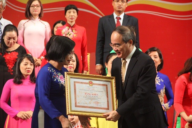 Đồng chí Nguyễn Thiện Nhân, Ủy viên Bộ Chính trị, Bí thư Thành ủy TP.HCM trao bằng khen cho nhà giáo đạt giải 