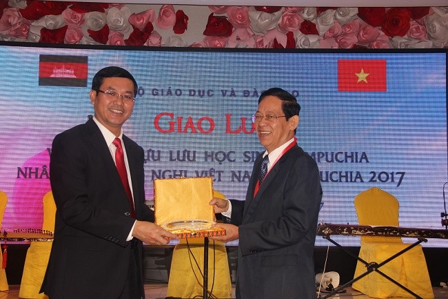 Ngài quốc vụ khanh Bộ Giáo dục, Thanh niên và Thể thao Campuchia-Yuok Ngoy (bên phải) tặng quà lưu niệm cho đại diện Bộ GD&ĐT Việt Nam