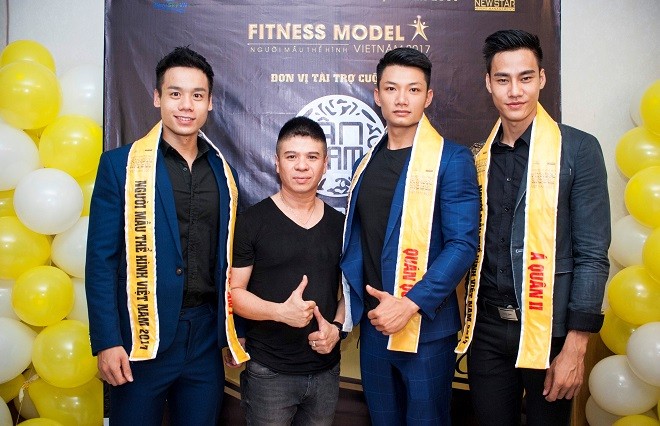 Ca sĩ Hùng Cường (bên phải) giảnh giải Á quân trong cuộc thi Việt Nam Fitness Model 2017