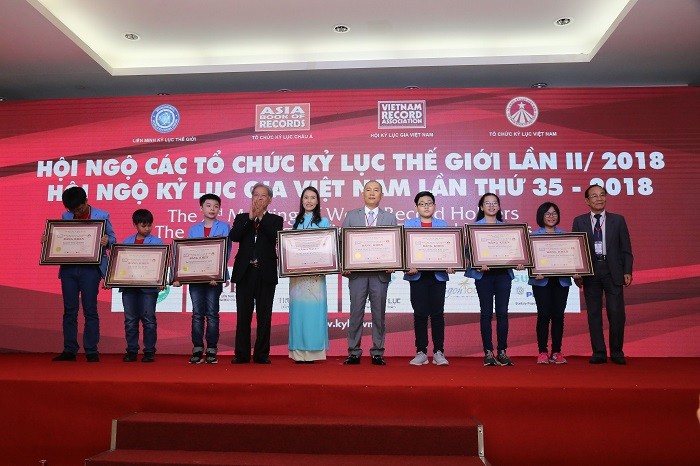 Hội kỷ lục gia Việt Nam trao tặng Bằng khen cho HLV Nguyễn Phùng Phong và các tuyển thủ Đội tuyển Kỷ lục gia trí nhớ Việt Nam