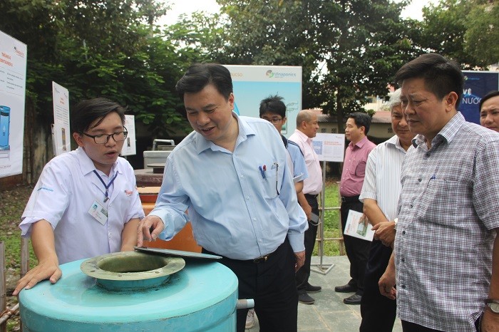 Thứ trưởng Nguyễn Hữu Độ trao đổi với học sinh Trường THPT Nguyễn Huệ  về quy trình xử lý nước