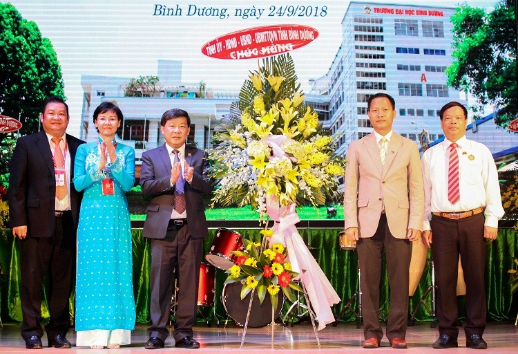Ông Trần Thanh Liêm Phó Bí thư Tỉnh ủy, Chủ tịch UBND tỉnh Bình Dương (thứ 3, từ trái qua) tặng hoa chúc mừng nhà trường