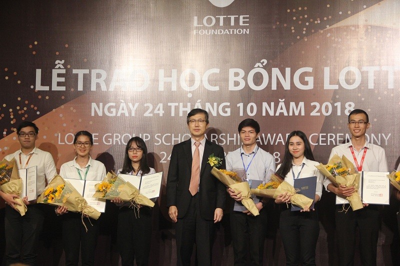 Ông Lim Jae Hoon -Tổng lãnh sự quán Hàn Quốc tại TPHCM trao học bổng cho sinh viên 