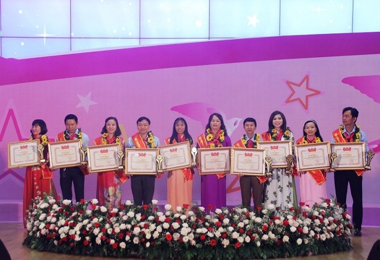 Các thầy cô nhận giải thưởng "Cánh én hồng" năm 2018