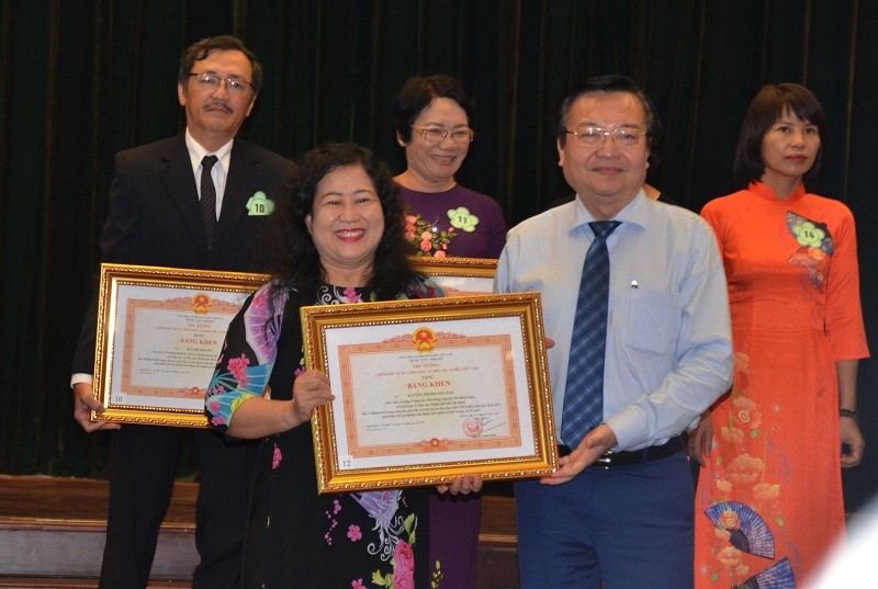 Nhà giáo Nguyễn Thị Phương Nam, giáo viên Trường THPT Nguyễn Thị Minh Khai nhận Bằng khen của Thủ tướng Chính phủ 