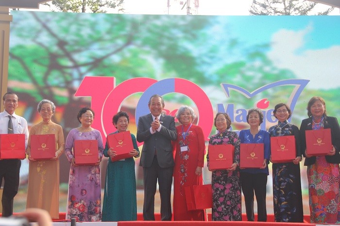 Phó Thủ tướng Trương Hòa Bình tặng quà cho các thầy cô giáo nguyên là lãnh đạo của trường qua các thời kỳ