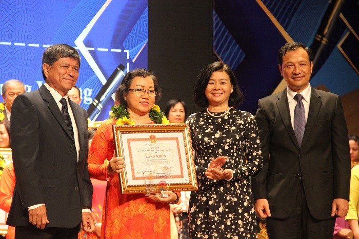 Nhà giáo Lương Quỳnh Hoa-Trường THPT Trưng Vương nhận giải thưởng 