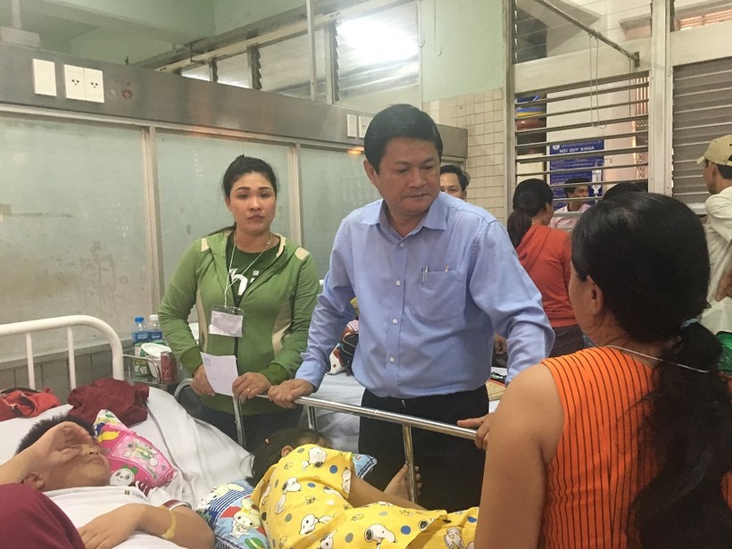 Phó Chủ tịch UBND TPHCM thăm hỏi, động viên các em học sinh đang nằm điều trị tại Bệnh viện Chợ Rẫy
