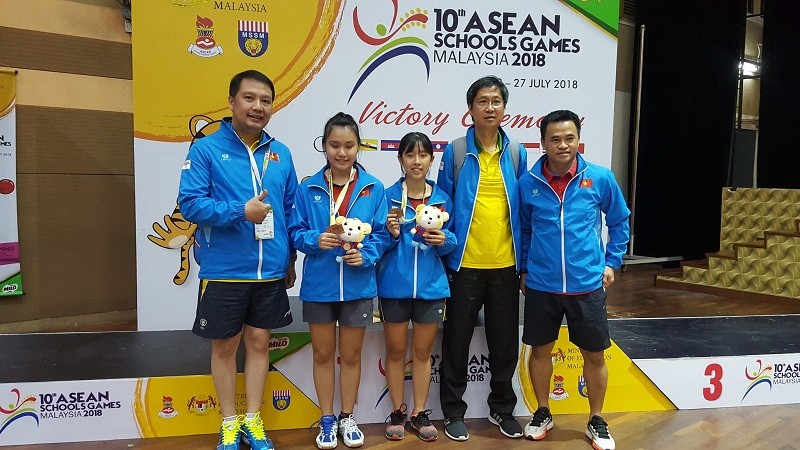 HLV Hồ Thiện Vinh (ngoài cùng bên trái) cùng các em học sinh đạt Huy chương môn bóng bàn tại Đại hội Thể thao học sinh Đông Nam Á 2018 