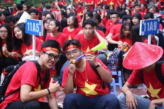 Học sinh Trường THPT Nguyễn Du hào hứng trước trận chung kết lượt đi AFF Cup 2018