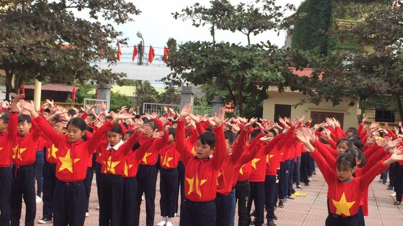 600 học sinh nhảy dân vũ cổ vũ đội tuyển Việt Nam 